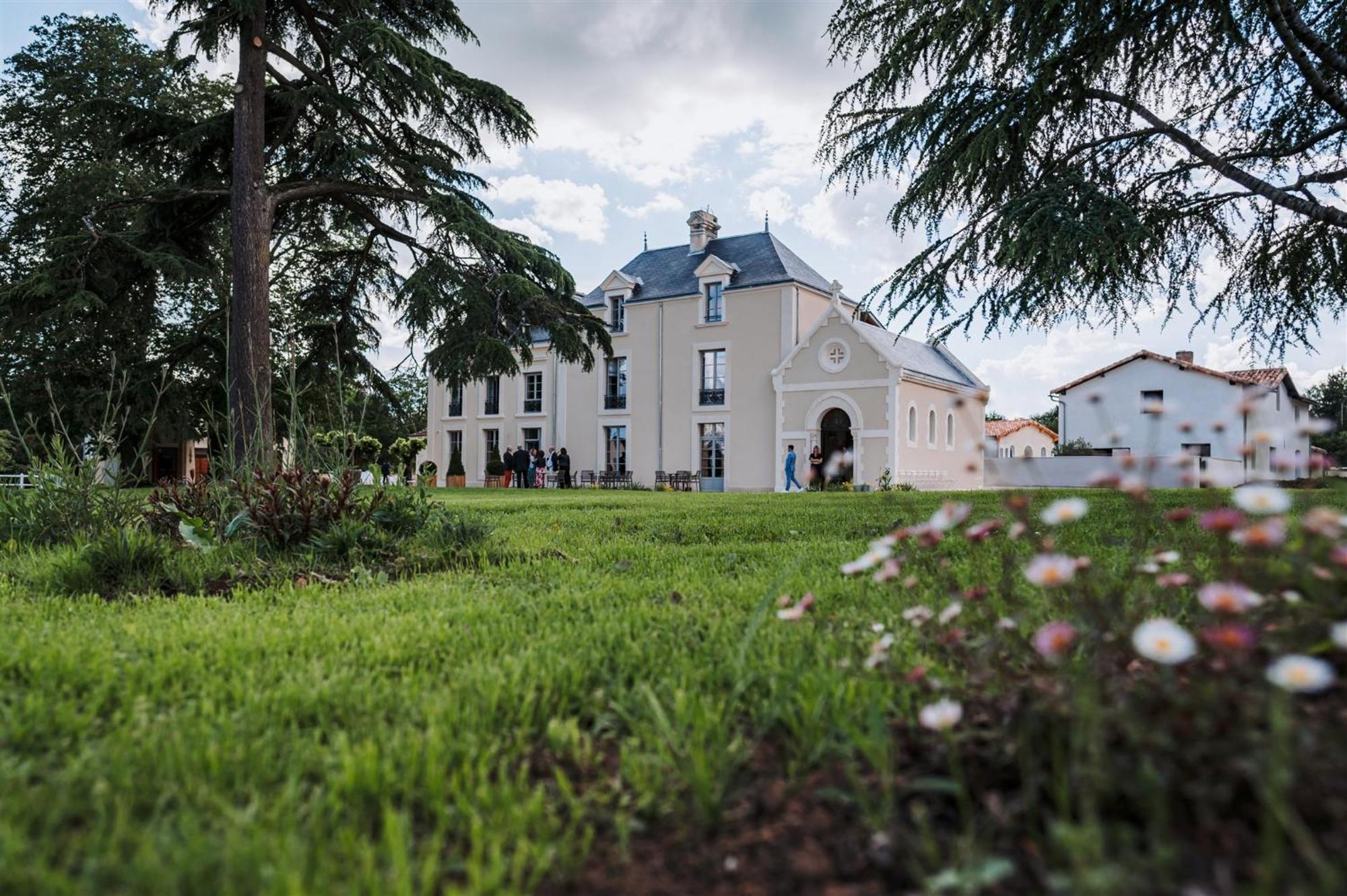 Domaine De L'Ecorcerie Hotel Fontaine-le-Comte Exterior photo